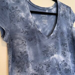 CLOSING SALE! American Eagle Outfitters T-shirt Blue Flowers, XS